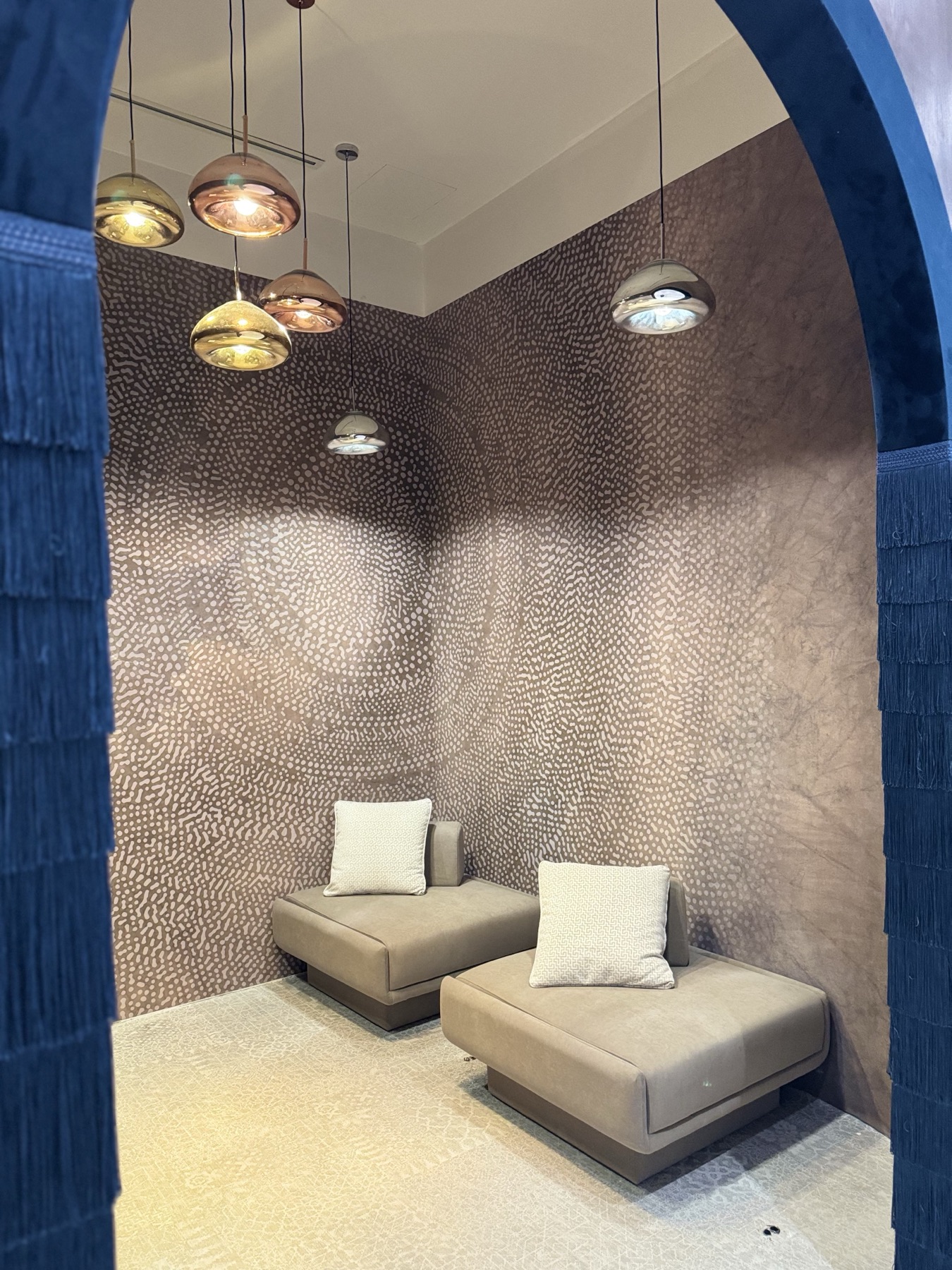 Calm rest nook behind a blue arch